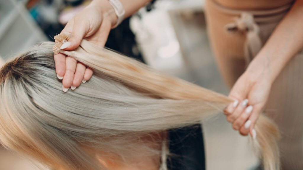 Mujer sujetando extensiones de queratina
